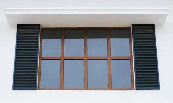 Fönster i ett hus — Stockfoto