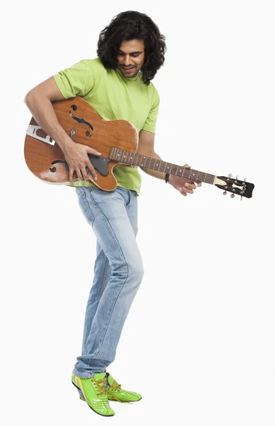 Homem tocando guitarra — Fotografia de Stock