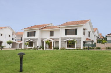Bungalov önünde çim