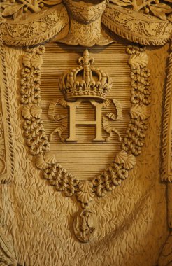 oymalı taç ve Musée du louvre kolye