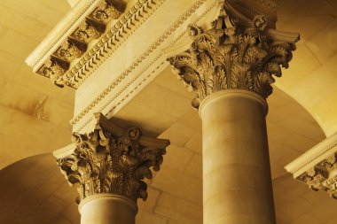 Musée du louvre sütununda