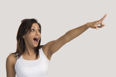 parmak ile işaret eden kadın