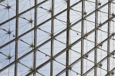louvre piramit yapı çerçeve