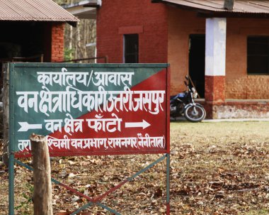 bir binanın önünde bilgi tabela