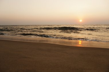 Denizin üzerinde gün batımı