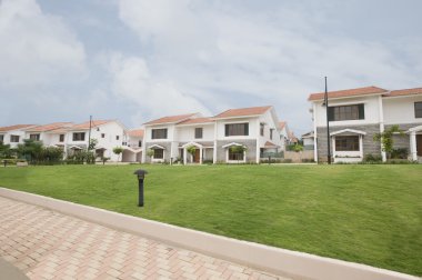 Bungalov önünde çim