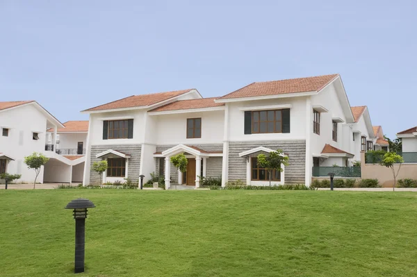 Lawn in front of bungalows — Stock Photo, Image