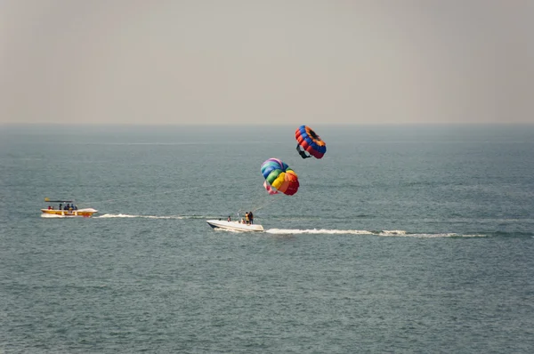 游客滑翔伞在海中 — 图库照片