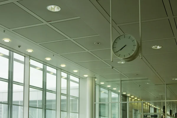 Horloge dans un salon d'aéroport — Photo