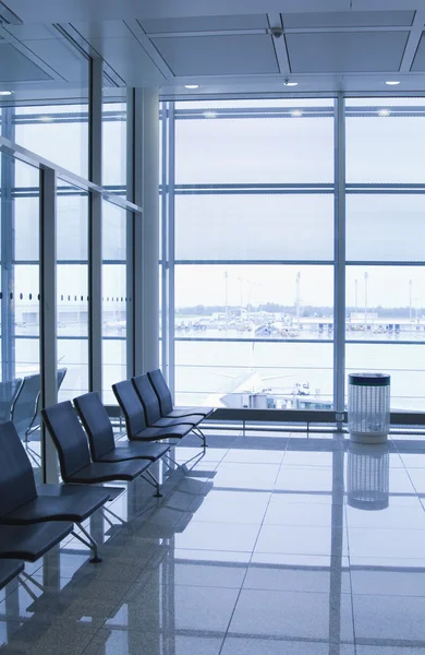 Stoelen in de lounge van een luchthaven — Stockfoto