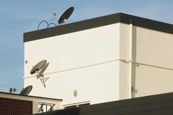 Satellietschotels op een huis — Stockfoto