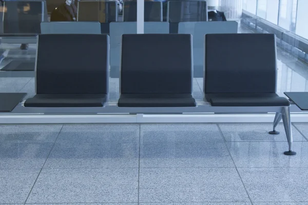 Stoelen in de lounge van een luchthaven — Stockfoto