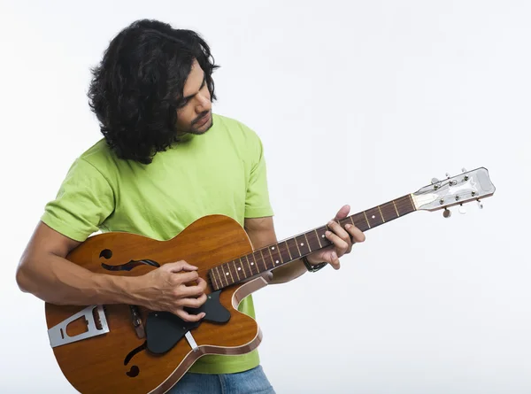 Een man die gitaar speelt — Stockfoto