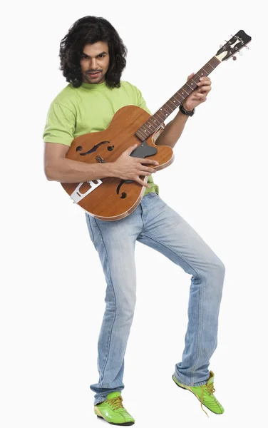 Man spelar gitarr — Stockfoto