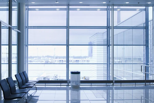 Stoelen in de lounge van een luchthaven — Stockfoto