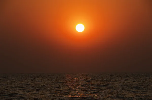 Pôr do sol sobre o mar — Fotografia de Stock