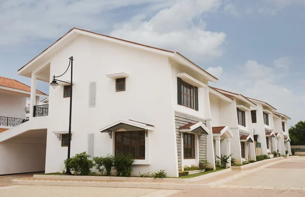 Casas ao longo de um caminho — Fotografia de Stock