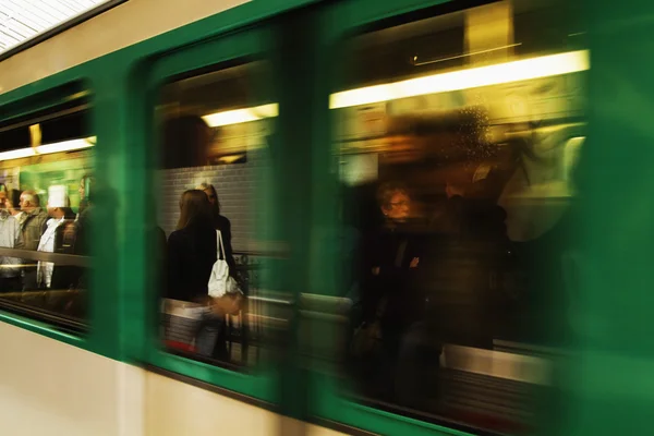 Пассажиры в поезде — стоковое фото