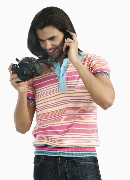 Photographer talking on a mobile phone — Stock Photo, Image