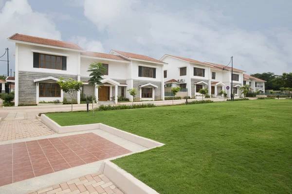 Lawn in front of bungalows — Stock Photo, Image