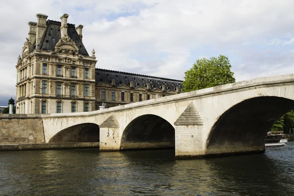 Puente de arco sobre el río con el Palacio de Luxemburgo —  Fotos de Stock