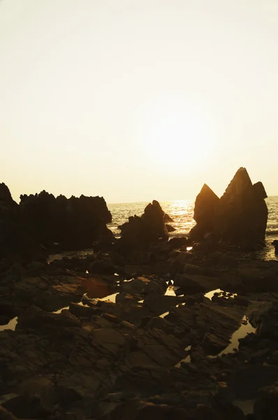 Silhouette di rocce sulla costa — Foto Stock