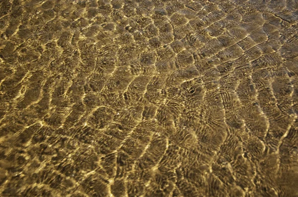 Patrón ondulado en una superficie de agua — Foto de Stock
