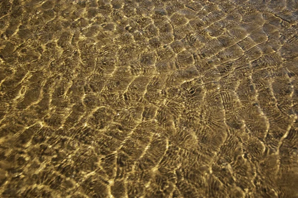 Modèle ondulé sur une surface d'eau — Photo