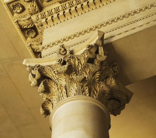 Musée du louvre sütununda — Stok fotoğraf