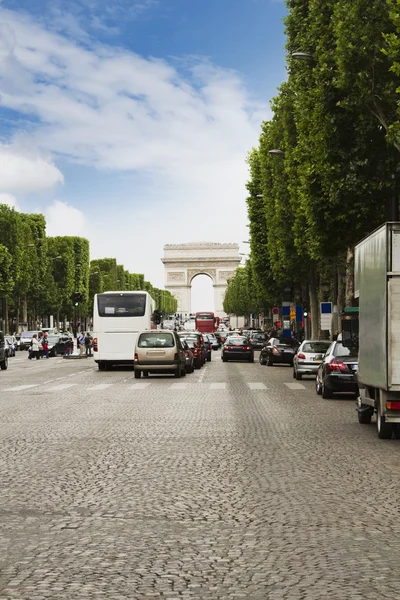 Traffic with triumphal arch in the background — Stock Photo, Image