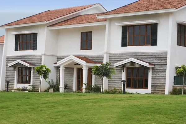 Lawn in front of bungalows — Stock Photo, Image