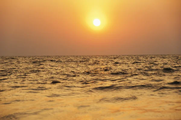 Панорамний вид на море на заході сонця — стокове фото