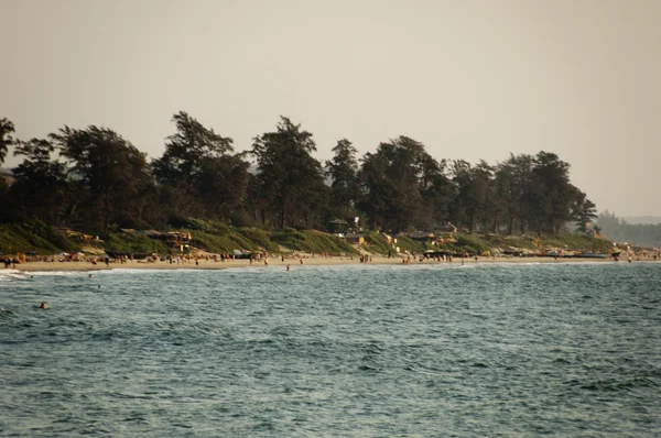 Mar con turistas en la playa en el fondo — Foto de Stock