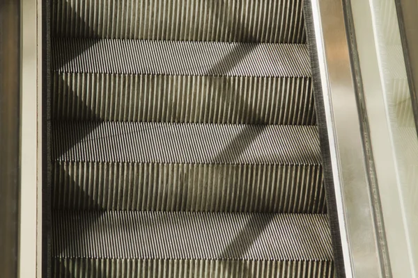 Pasos de una escalera mecánica — Foto de Stock