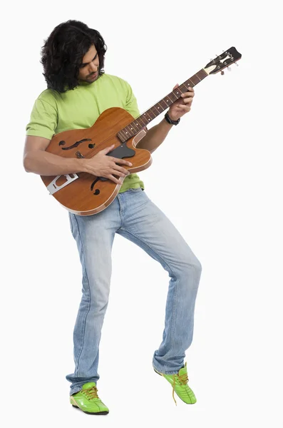 Een man die gitaar speelt — Stockfoto