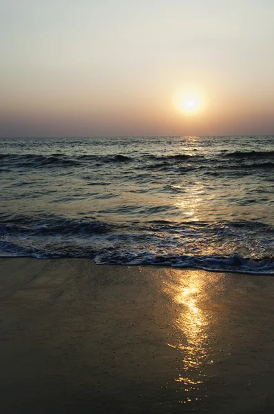 Pôr do sol sobre a praia — Fotografia de Stock