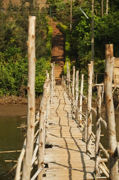 Ponte de madeira do outro lado do rio — Fotografia de Stock