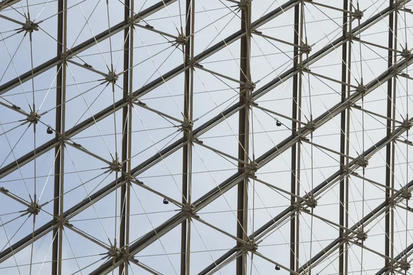 Struktur rammer af Louvre Pyramid - Stock-foto