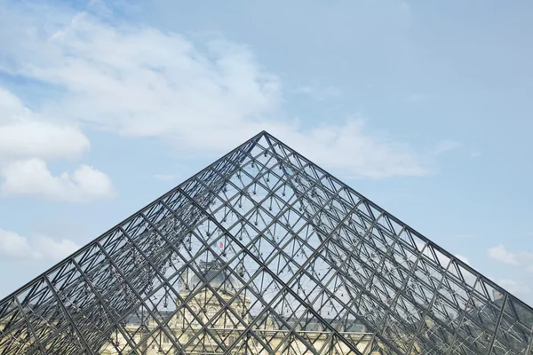 Pyramide du Louvre — Photo