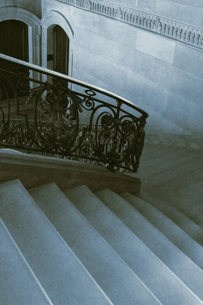 Escalera del Museo del Louvre — Foto de Stock