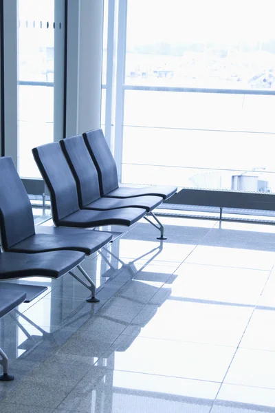 Stoelen in de lounge van een luchthaven — Stockfoto