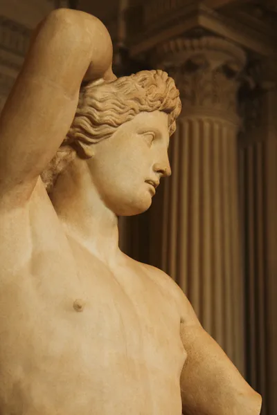 Άγαλμα στο Μουσείο του Λούβρου — Φωτογραφία Αρχείου