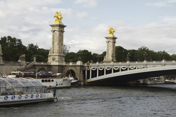 Most przez rzekę, pont alexandre iii — Zdjęcie stockowe