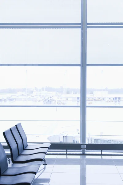 Stoelen in de lounge van een luchthaven — Stockfoto