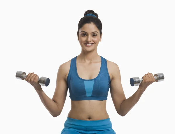 Mujer haciendo ejercicio con pesas — Foto de Stock