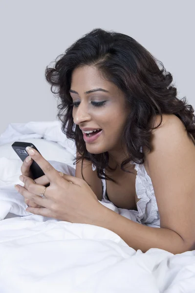 Mensajería de texto de mujer en un teléfono móvil — Foto de Stock