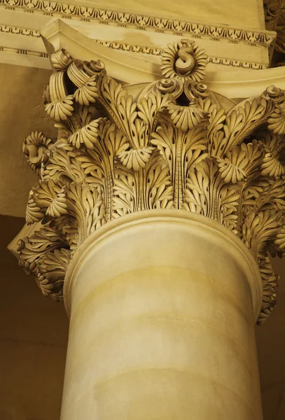 Colonna del Musee du Louvre — Foto Stock