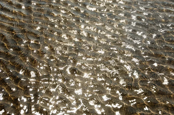 Padrão ondulado em uma superfície de água — Fotografia de Stock