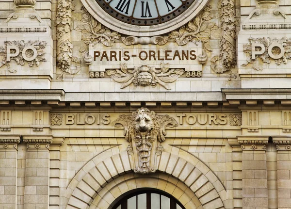 Reloj en una estación de tren — Foto de Stock