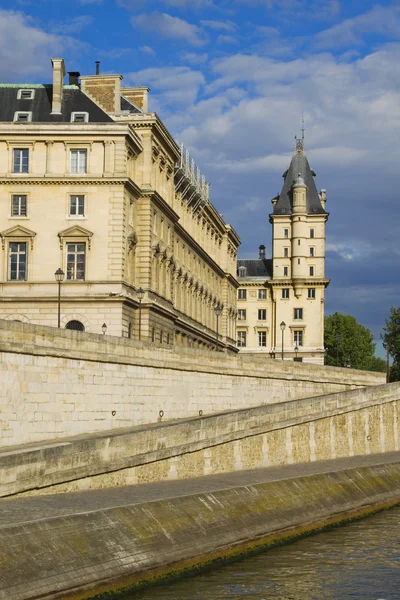 Palacio de Luxemburgo a orillas del río — Foto de Stock